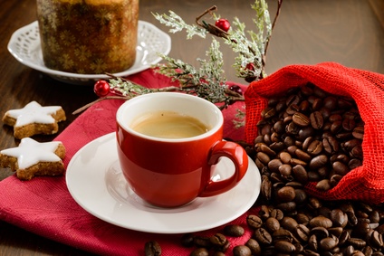 Caffè espresso con ambientazione natalizia