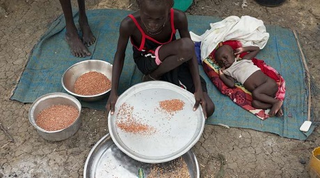 csm_2014-pressefoto-fluechtlingscamp-bentiu-suedsudan-mutter-kind-getreide-roland-brockmann-SSD2014BRO050_6f46b1b9a5