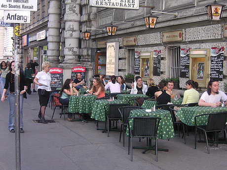 1280px-Schanigarten_Vienna_Zwillingsgwölb