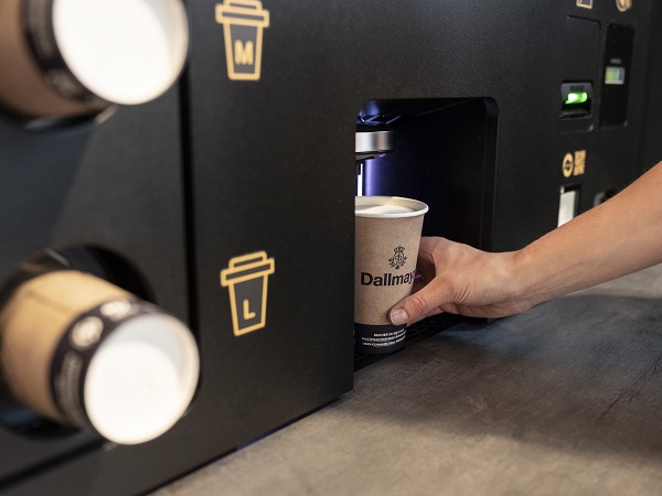 Dieses Bild hat ein leeres alt-Attribut; sein Dateiname ist dallmayr_tank-rast_e_becherm.-hand.jpg.